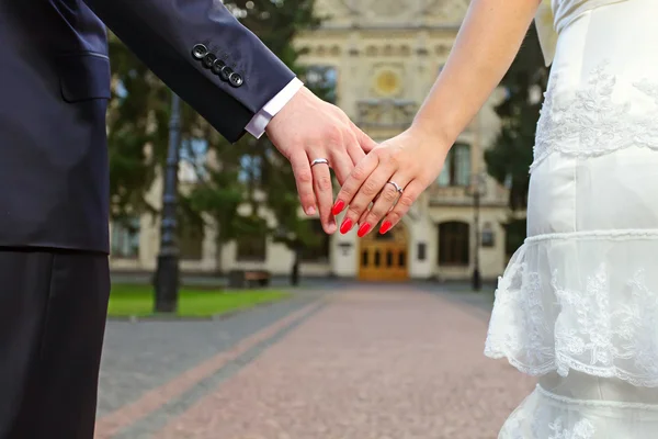 Wedding photo of married couple holding hands — Stock Photo, Image