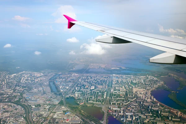Vista do avião da asa e panorama de uma cidade embaixo — Fotografia de Stock