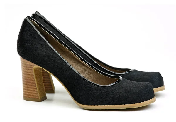 Paar van vrouwelijke zwarte hoge hakken schoenen geïsoleerd op witte achtergrond — Stockfoto