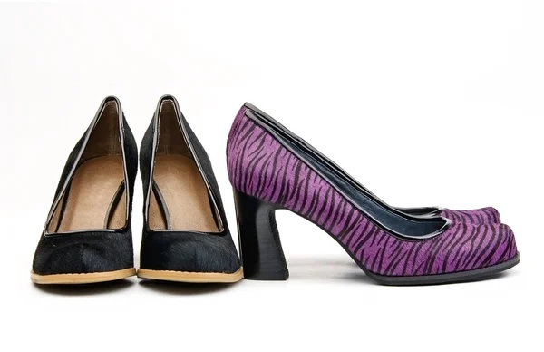 Dos pares de zapatos femeninos, negros y violetas — Foto de Stock