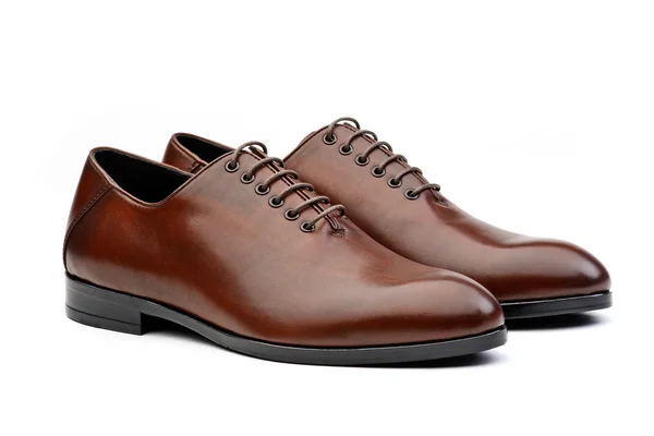 Paar bruin mannelijke klassieke schoenen op witte achtergrond — Stockfoto