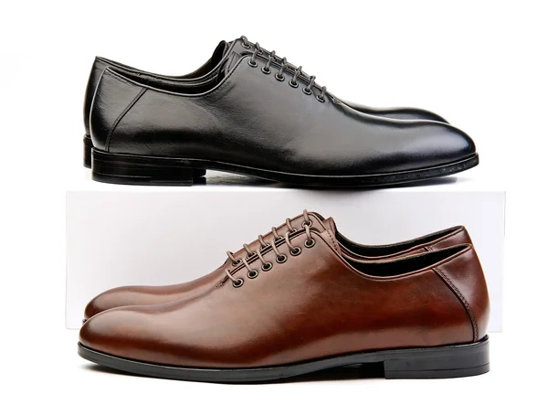 Dwie pary męskie klasyczne buty brązowe i czarne te — Zdjęcie stockowe