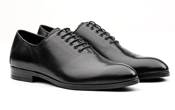 Par de zapatos clásicos masculinos negros sobre fondo blanco — Foto de Stock