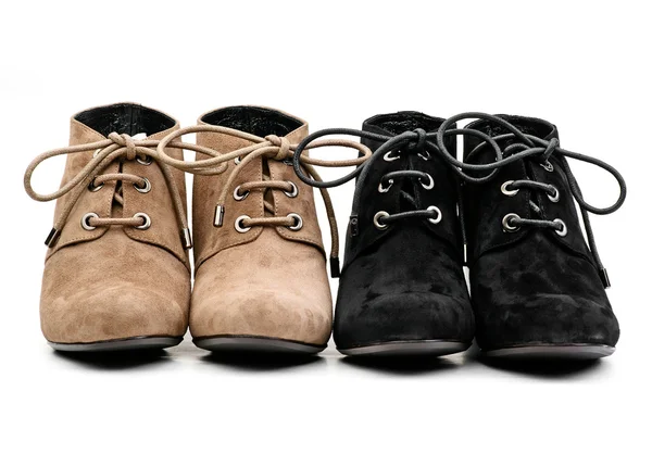 Dva páry, černé a hnědé boty s tkaničkami na bílém pozadí — Stock fotografie