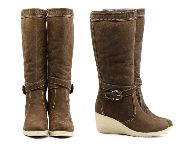 Vista frontal y lateral del par de botas de invierno femeninas marrones —  Fotos de Stock