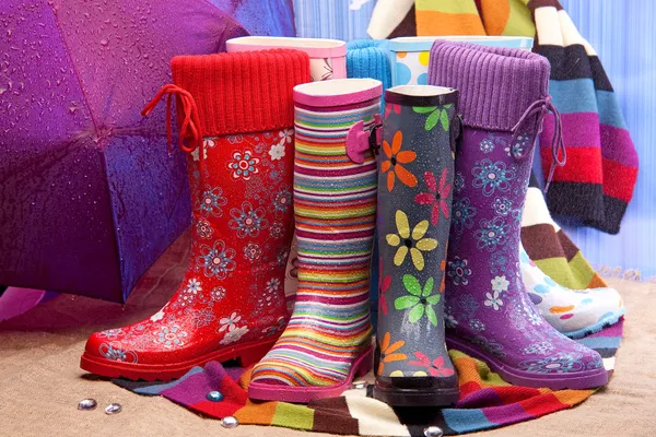 Kleurrijke vrouwelijke rubberen laarzen — Stockfoto