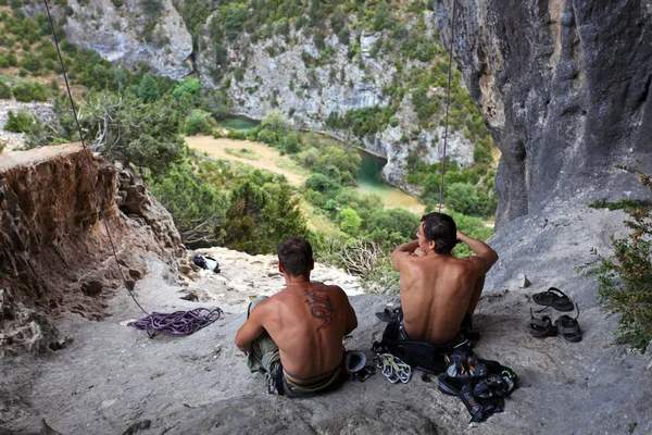 Two rock climbers having a rest — Stock Photo, Image