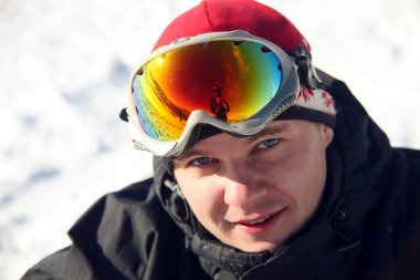 snowboard kar üzerinde oturan yakın çekim portre