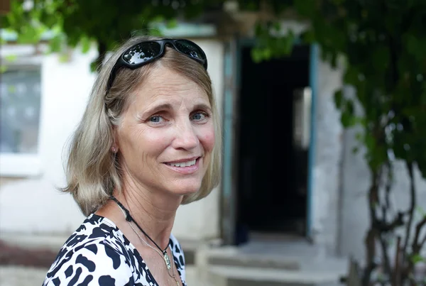 Retrato Cerca Una Mujer Sonriente Mediana Edad Con Edificio Rural — Foto de Stock