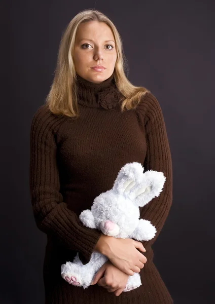 Молода Жінка Іграшковим Кроликом Чорному Тлі — стокове фото
