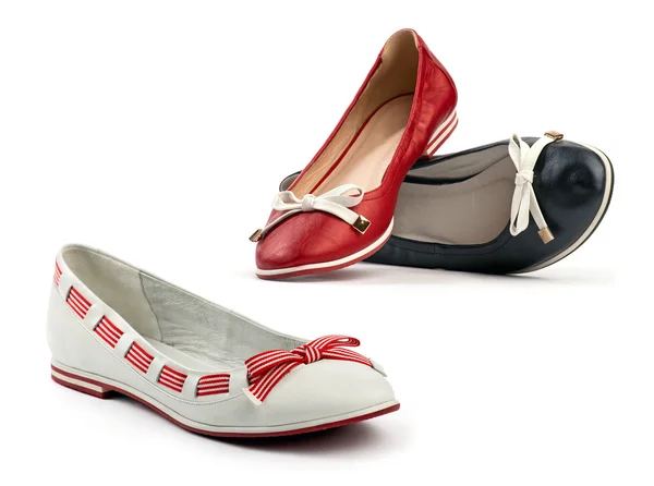 Drie vrouwelijke platte schoenen over de witte achtergrond — Stockfoto