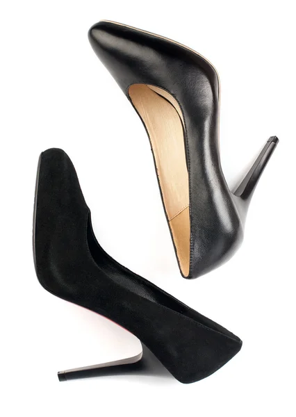 Två svarta kvinnliga skor, mocka och läder sådana, under vit bakgrund — Stockfoto