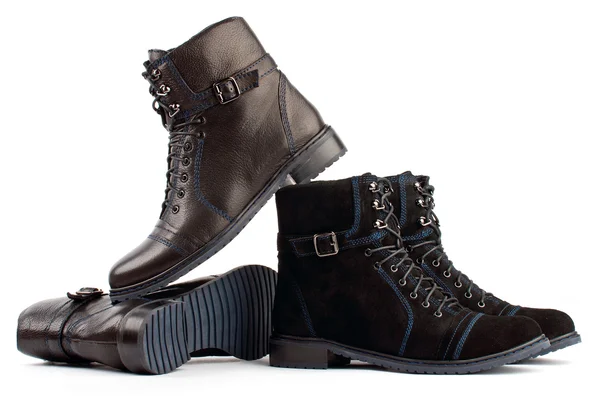 Dos pares de botas negras atadas aisladas sobre fondo blanco —  Fotos de Stock
