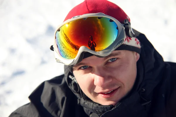 坐在雪上滑雪板的特写肖像 — 图库照片
