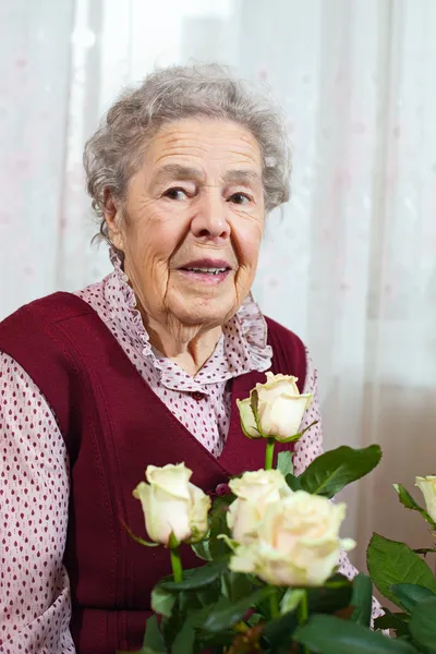 Porträtt Senior Leende Kvinna Med Massa Rosor — Stockfoto