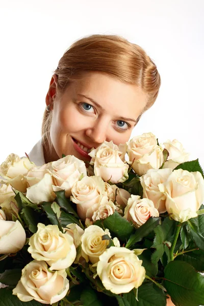 Молода Блакитноока Жінка Купою Кремових Троянд — стокове фото