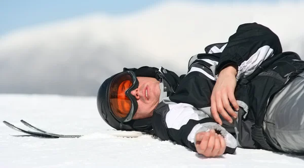 Лыжник Отдыхает Вершине Горы — стоковое фото