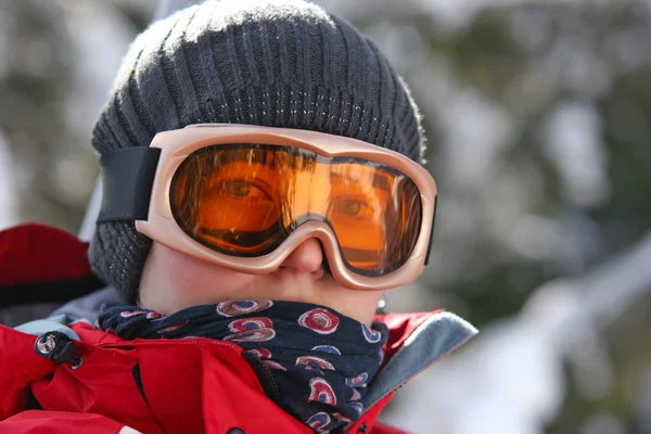 Skifahrerin mit Skibrille — Stockfoto