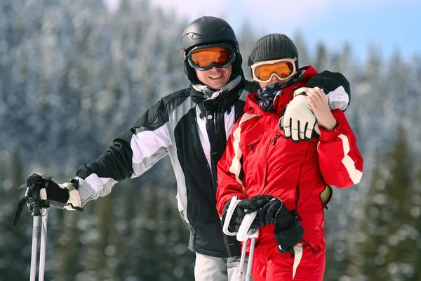 笑顔のスキーでカップルの肖像画 — ストック写真