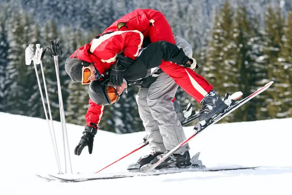 Několik lyžařů baví v horách — Stock fotografie
