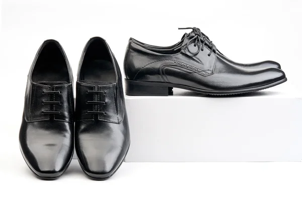 Två par svarta manliga klassiska skor på vit bakgrund — Stockfoto