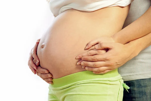 Беременная женщина, крупным планом руки мужчины и женщины — стоковое фото