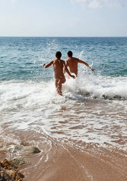 Junges Paar Läuft Durch Wasser Meer — Stockfoto