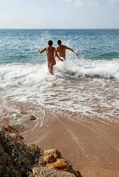 Junges Paar Läuft Durch Wasser Meer — Stockfoto