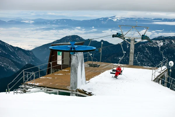 Estação do elevador de esqui, esquiador feminino no teleférico . — Fotografia de Stock