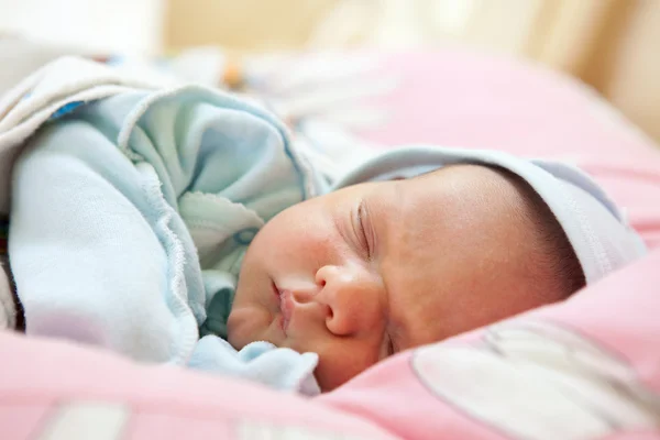Linda uma semana de idade bebê menino dormindo — Fotografia de Stock