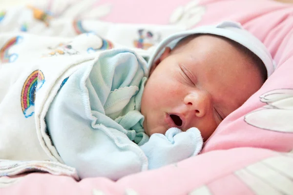 Schöner eine Woche alter Junge schläft — Stockfoto