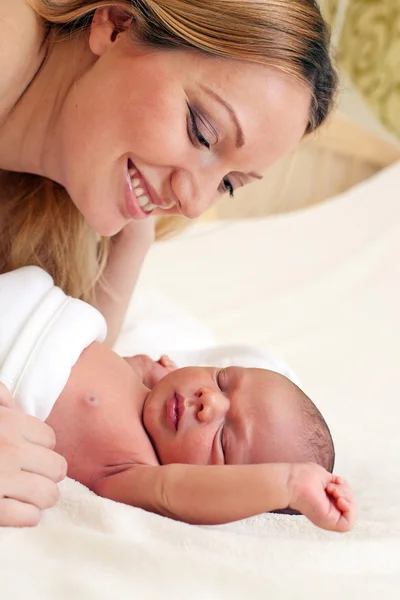 Unga vackra mamma och nyfödd baby pojke — Stockfoto