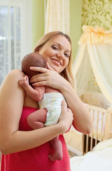 Młode piękne matki i noworodka — Zdjęcie stockowe