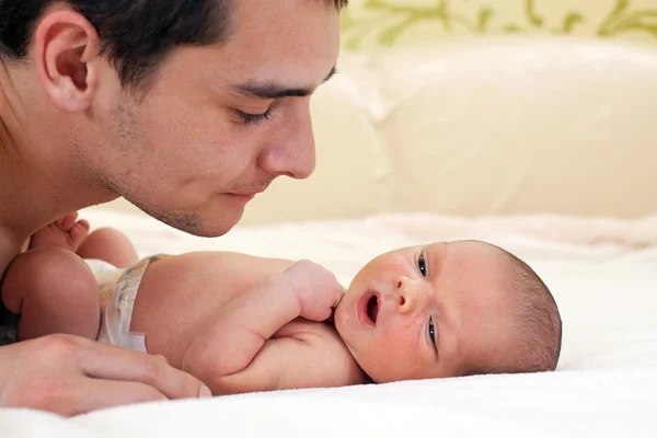 Genç Baba ve yeni doğan bir bebek — Stok fotoğraf