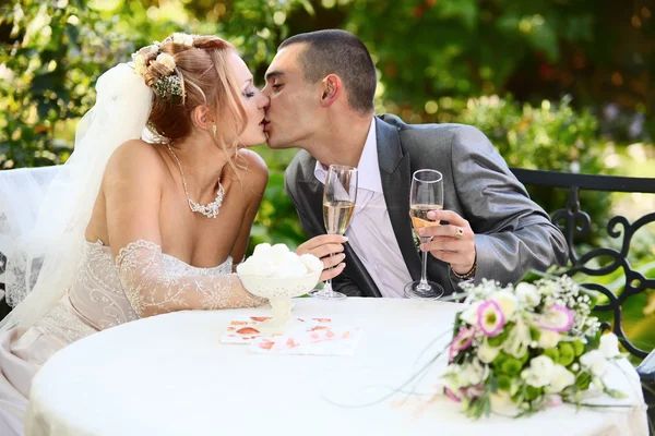 Kus van de bruidegom en de bruid — Stockfoto