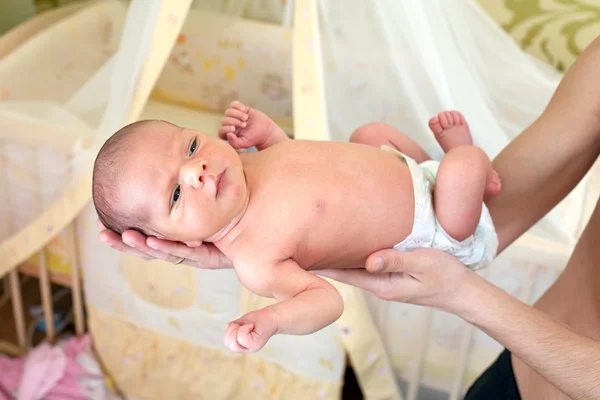 Mãos do pai segurando seu menino recém-nascido — Fotografia de Stock