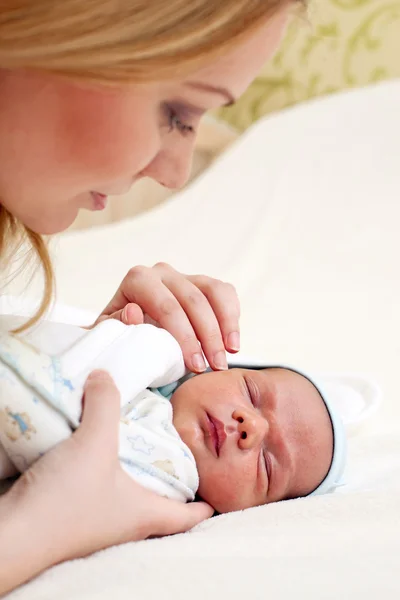 Genç güzel anne ve yenidoğan bebek — Stok fotoğraf