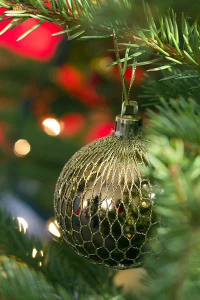 Χριστουγεννιάτικη Χοροεσπερίδα Κρέμεται Από Χριστουγεννιάτικο Δέντρο — Φωτογραφία Αρχείου
