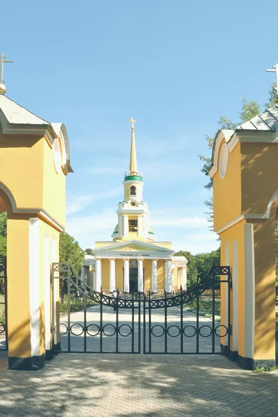 Головні ворота до православного храму в Україні. — стокове фото