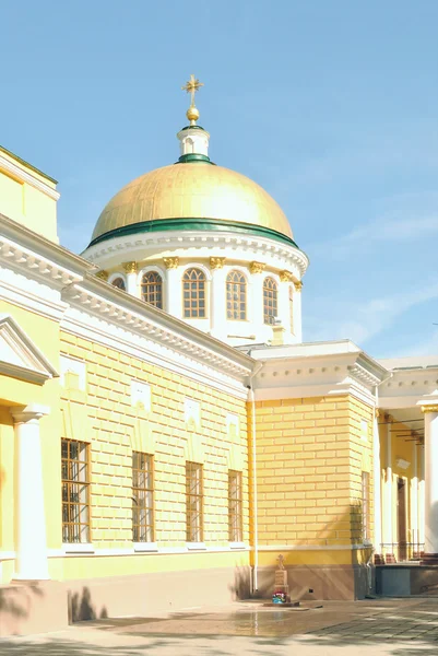 No pátio da igreja. O templo ortodoxo na Ucrânia . — Fotografia de Stock