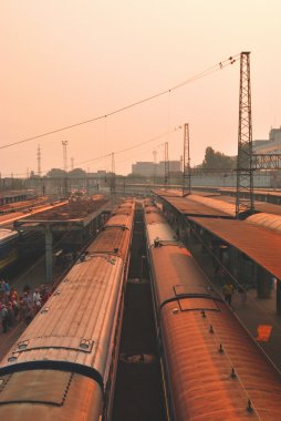 akşam tren istasyonunda