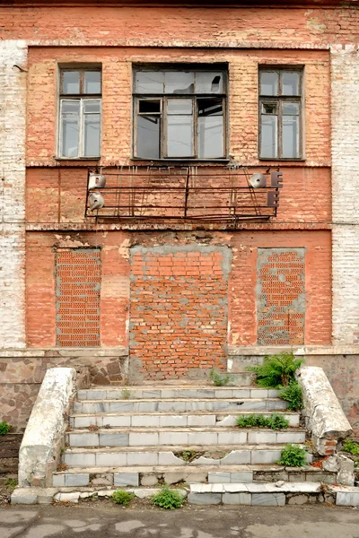 Kırmızı tuğla bina eski harap — Stok fotoğraf