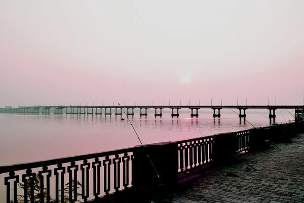 Vista sul fiume con ponte da argine al mattino presto — Foto Stock