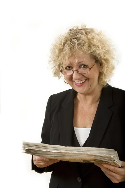 Melhor papel de leitura de senhora de negócios envelhecido com óculos — Fotografia de Stock