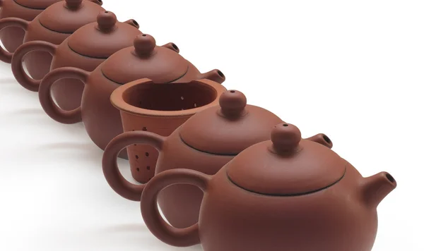 Глиняные чайники и ситечко для чая — стоковое фото