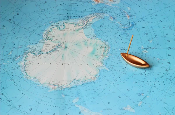 Παράξενο Χάρτη Της Ανταρκτικής Και Πλοίο Στην Ακτή — Φωτογραφία Αρχείου