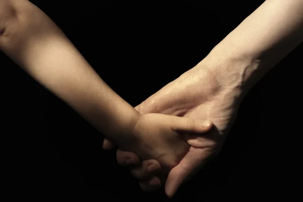 母と娘の手の黒い背景 — ストック写真