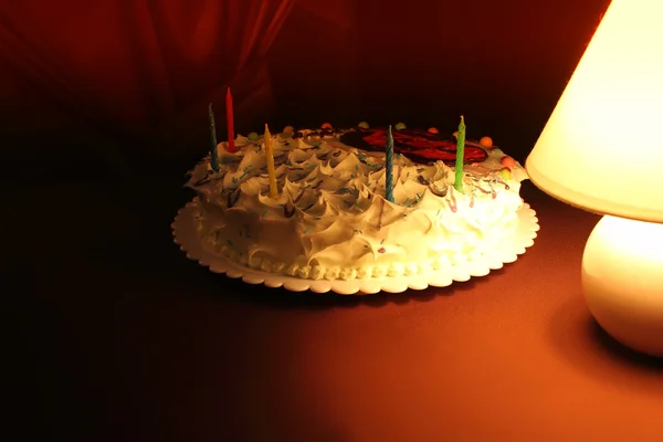 Prachtige taart in donkere feestelijke entourage. Stockfoto