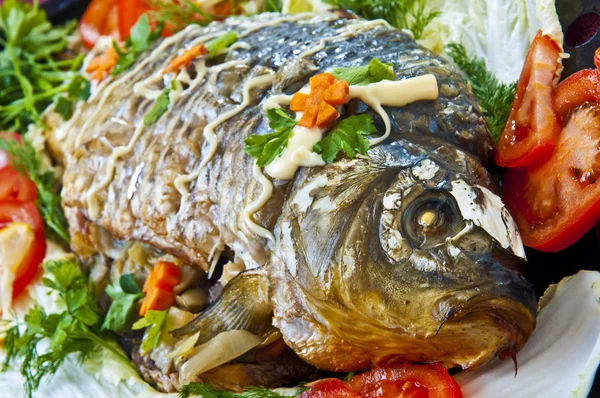 Fried fish with fresh herbs, tomatoes — Stock Image Fried fish with fresh herbs, tomatoes Stock Picture