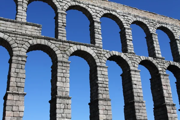 The famous Roman Aqueduct in Segovia in Spain. — Stock Photo, Image